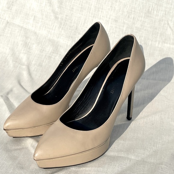 Yves Saint Laurent Shoes - Yves Saint Laurent Nude Beige Leather Platform Pointed Pumps